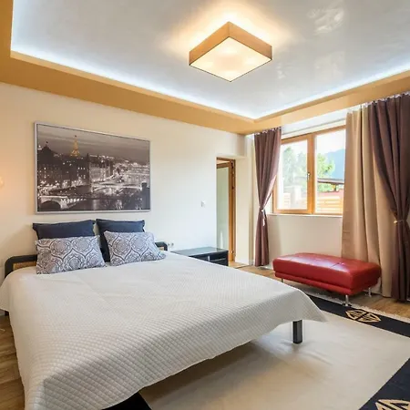 Adelheide - Spa, Bbq & Jacuzzi * ベリ・イスカ