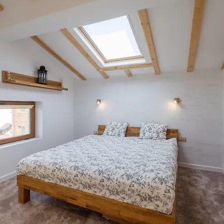 Adelheide - Spa, Bbq & Jacuzzi アパート ベリ・イスカ